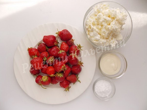 інгредієнти для сиркового десерту з полуницями