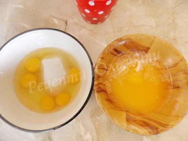 розтопити масло та збити яйця із цукром